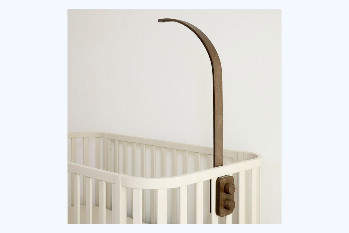 Support de mobile pour berceau en bois de la marque Petite Amelie, concerne par un rappel en octobre 2026.