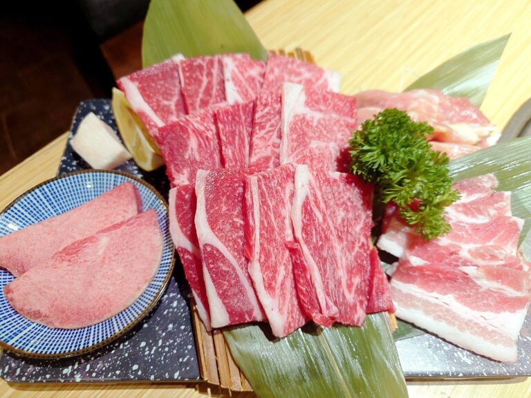 Viande de porc crue en tranches, illustrant le rappel de produits Vallegrain.