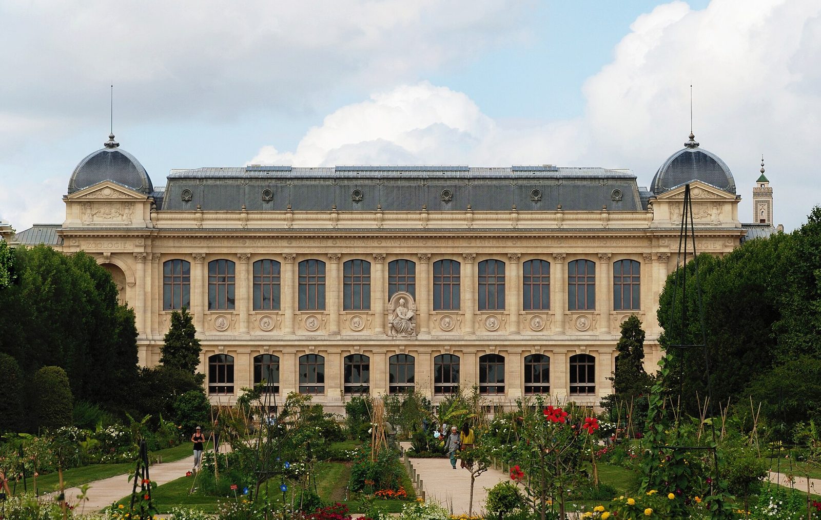 La facade de la Grande Galerie de l Evolution du Museum national d Histoire naturelle, vue depuis le Jardin des Plantes a Paris.